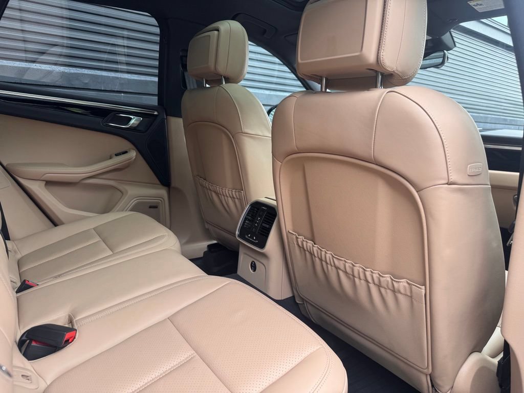 Certified 2026 Porsche Macan AWD/4WD image 18