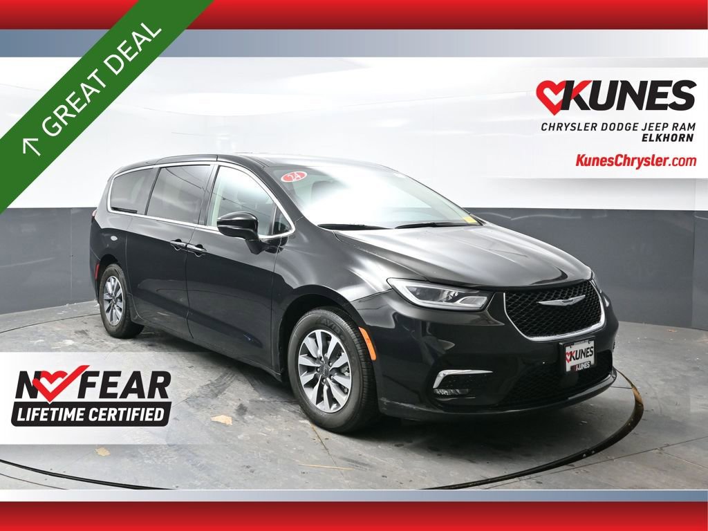 Used 2024 Chrysler Pacifica Select