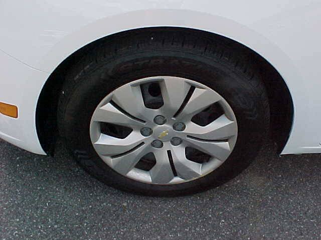 Used 2013 Chevrolet Cruze LS FWD image 4