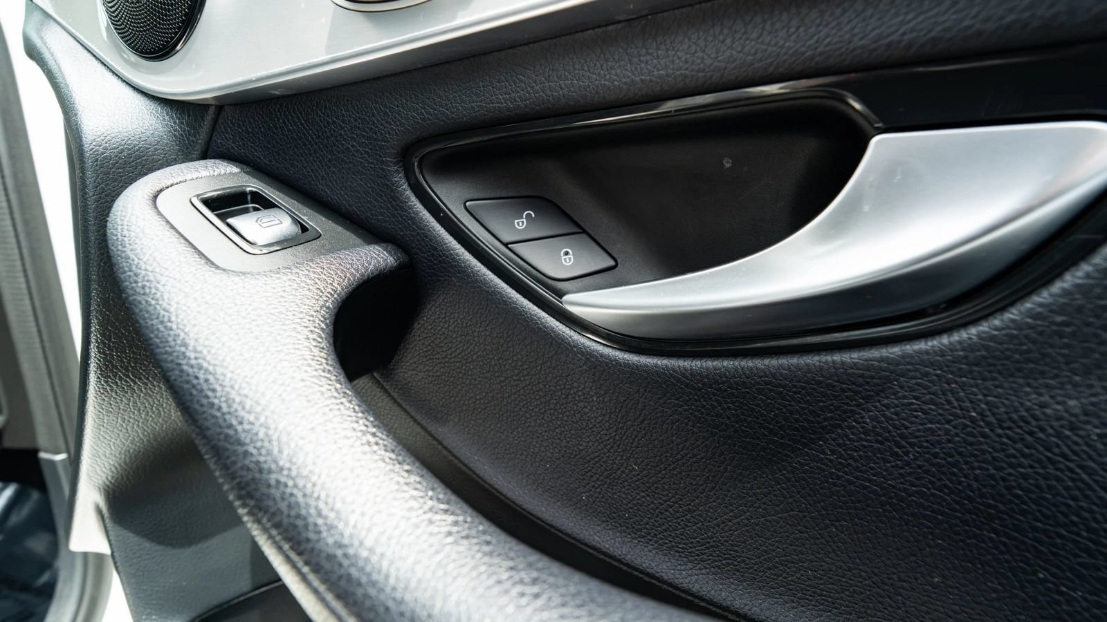 Used 2019 Mercedes-Benz GLC 300 4MATIC w/ Premium Package image 16
