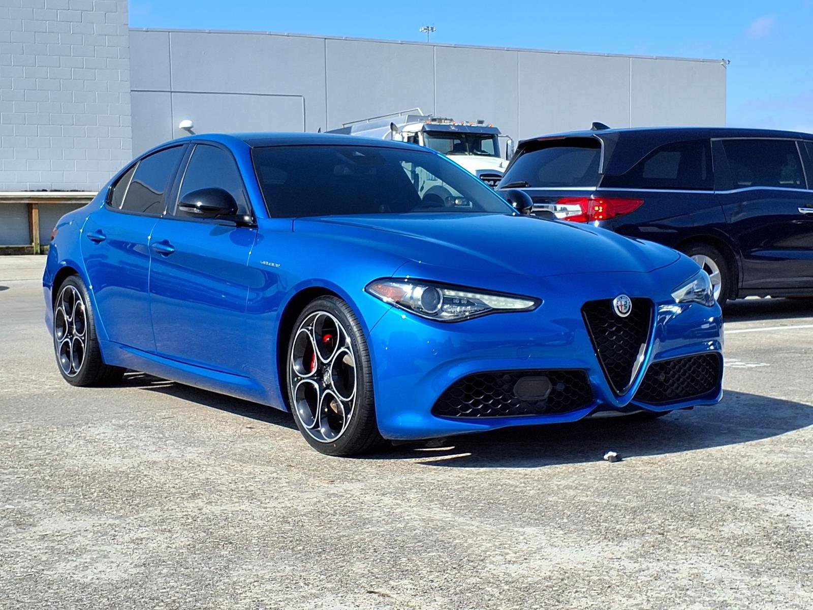 Used 2023 Alfa Romeo Giulia Veloce RWD image 2