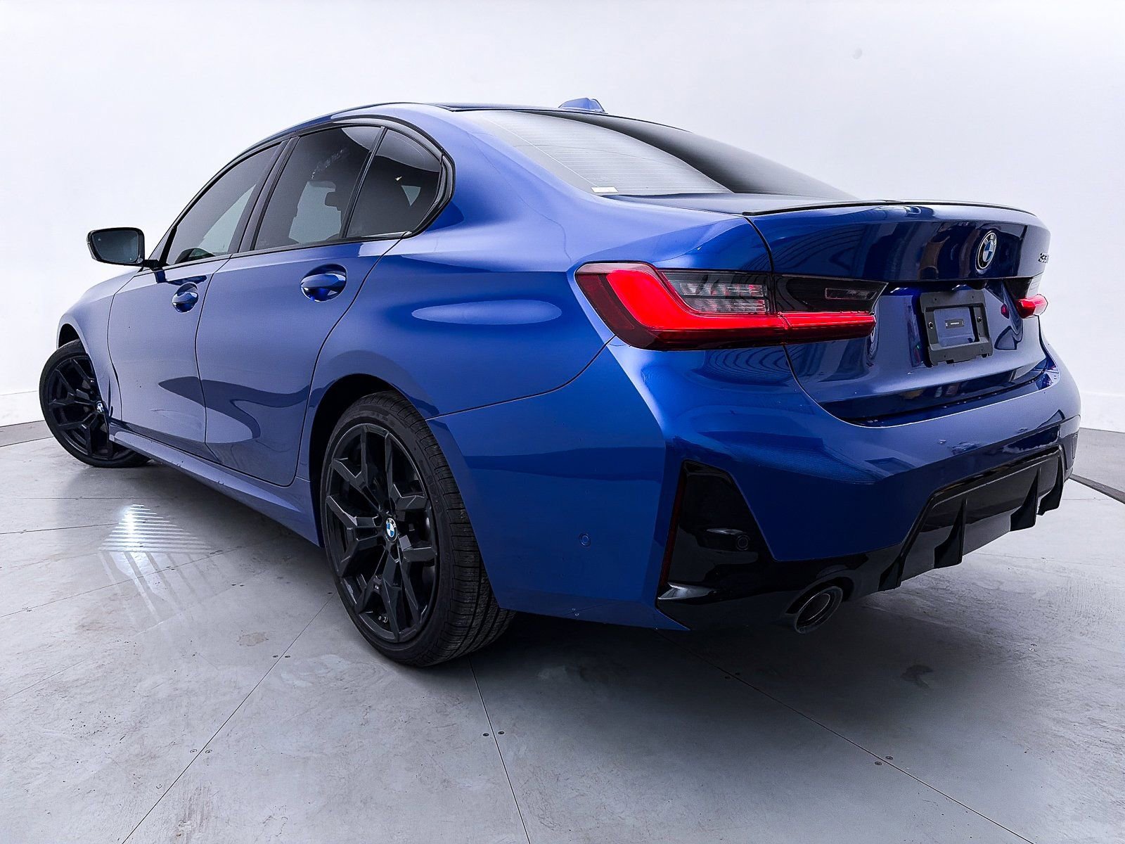 Used 2025 BMW 330i Sedan w/ M Sport Package image 2