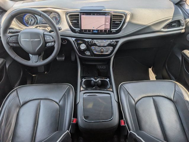 Used 2025 Chrysler Pacifica Limited FWD image 5