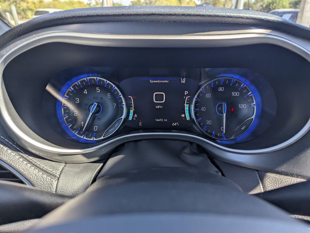 Used 2025 Chrysler Pacifica Select image 31