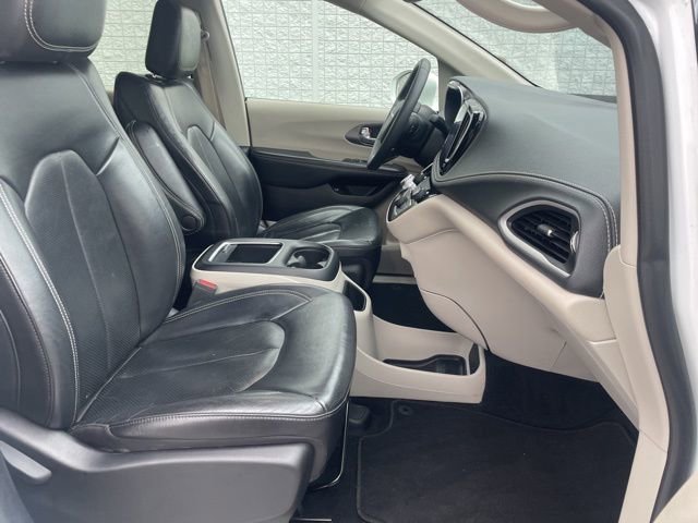 Used 2022 Chrysler Pacifica Touring-L image 16