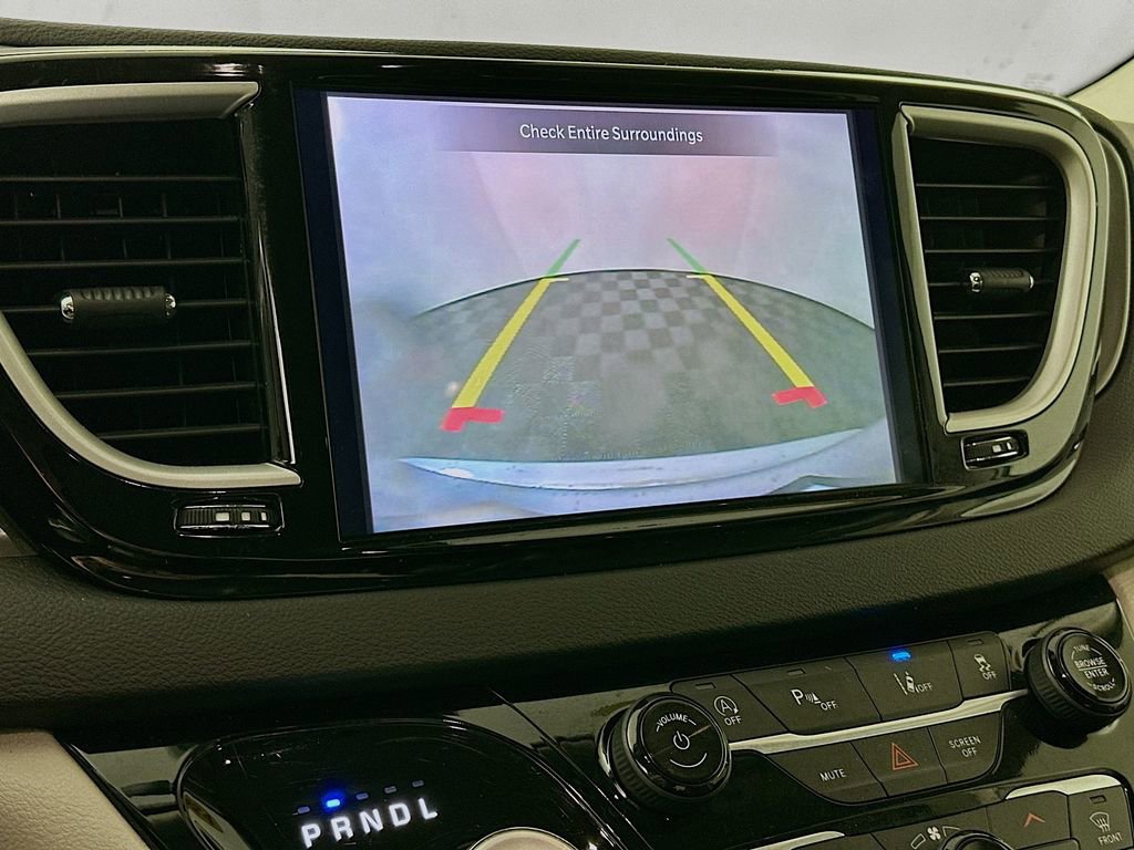 Used 2024 Chrysler Pacifica Touring-L image 21