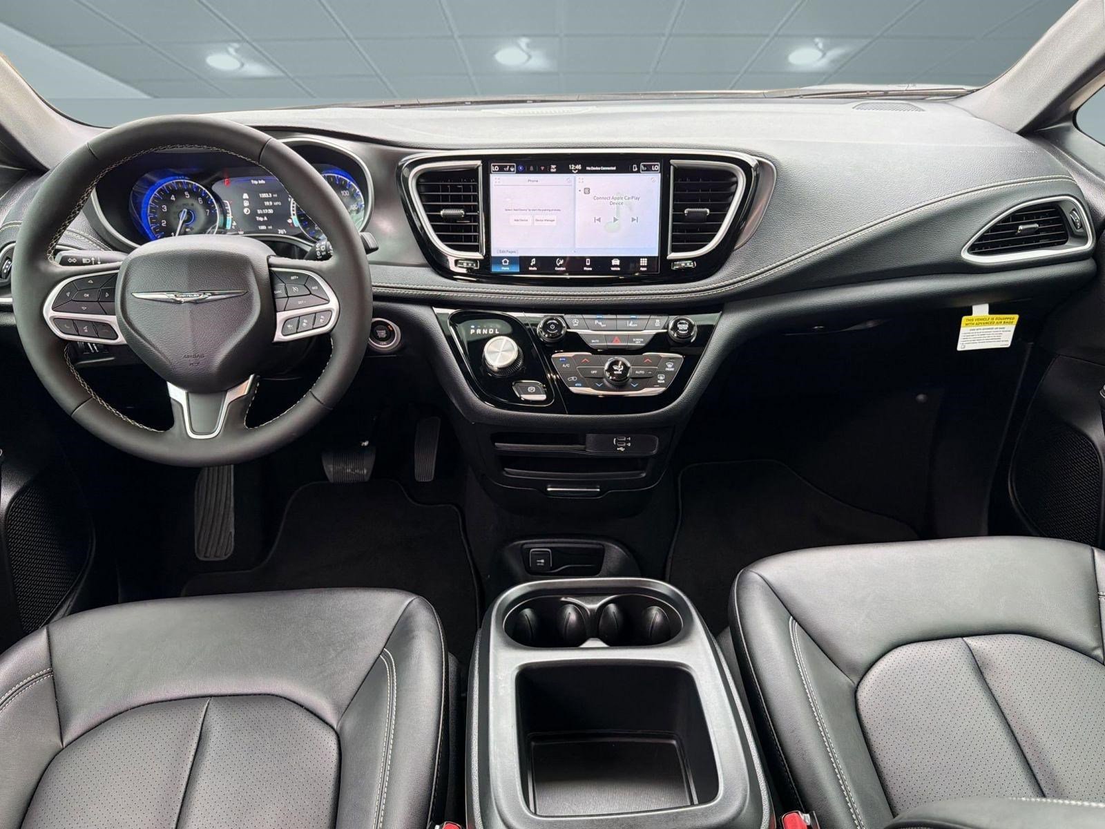 Used 2026 Chrysler Pacifica Select image 15