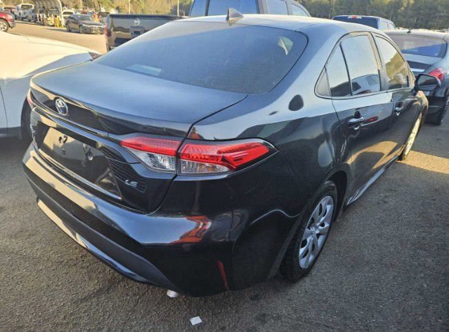 Used 2022 Toyota Corolla LE image 3