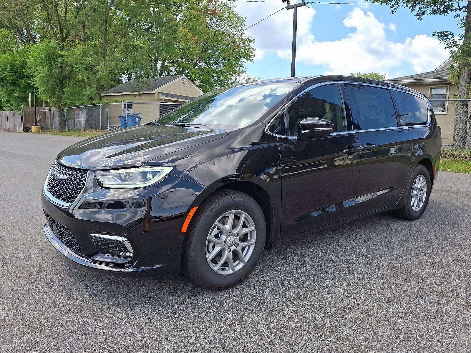 New 2026 Chrysler Pacifica Select image 3
