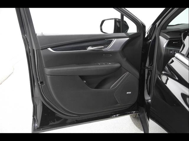 Used 2025 Cadillac XT5 Premium Luxury w/ Technology Package AWD/4WD image 4