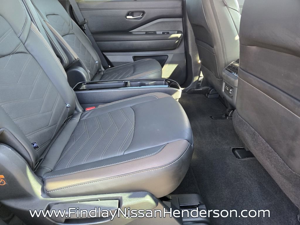 Used 2025 Nissan Pathfinder Platinum AWD/4WD image 17