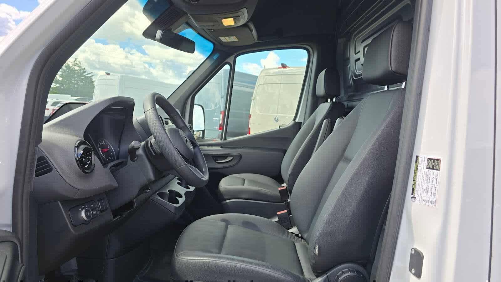 Used 2025 Mercedes-Benz Sprinter 2500 image 22