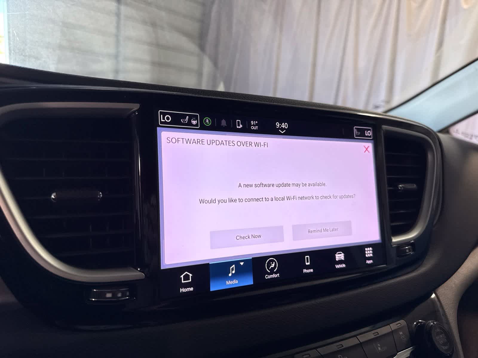 Used 2023 Chrysler Pacifica Touring-L FWD image 26