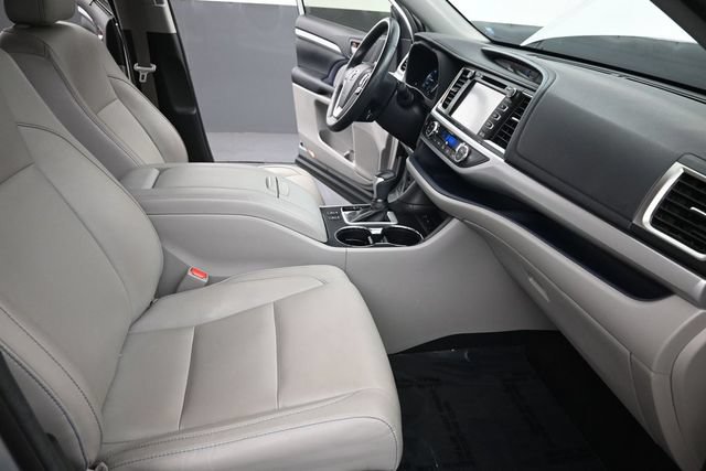 Used 2018 Toyota Highlander XLE FWD image 19