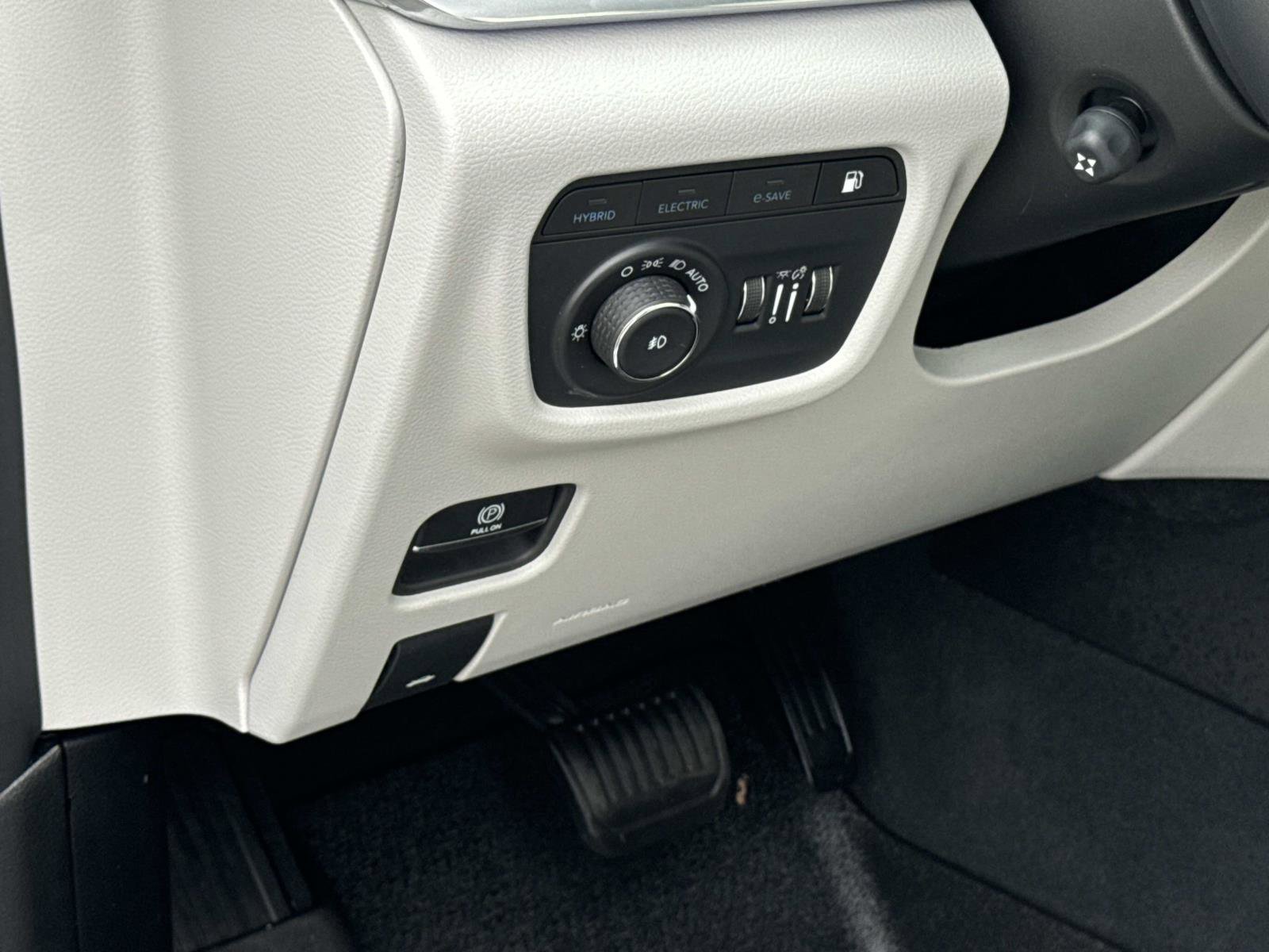 Used 2022 Jeep Grand Cherokee Overland w/ Advanced Protech Group III image 12