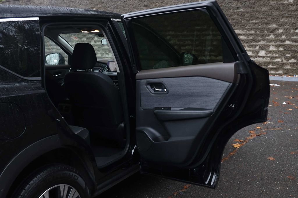 Used 2023 Nissan Rogue SV image 17