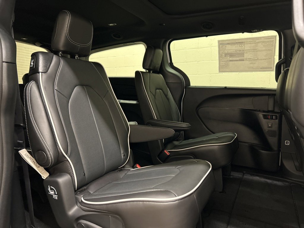 New 2026 Chrysler Pacifica Limited image 10