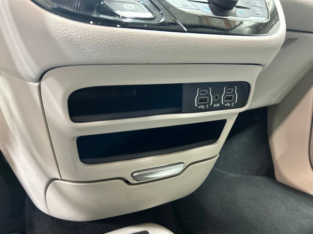 Certified 2023 Chrysler Pacifica Touring-L FWD image 36