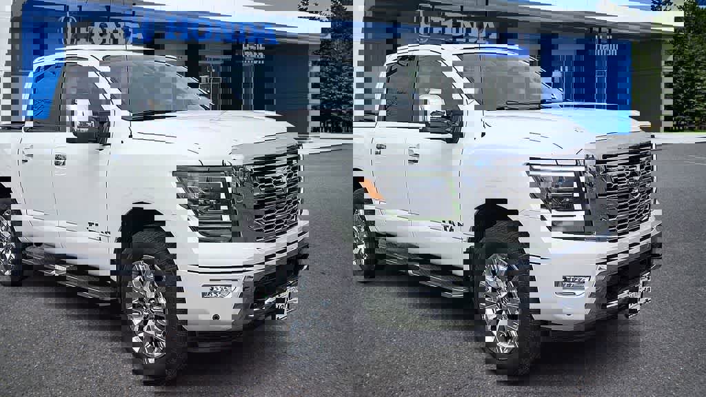 Used 2021 Nissan Titan SL w/ Moonroof Package image 2