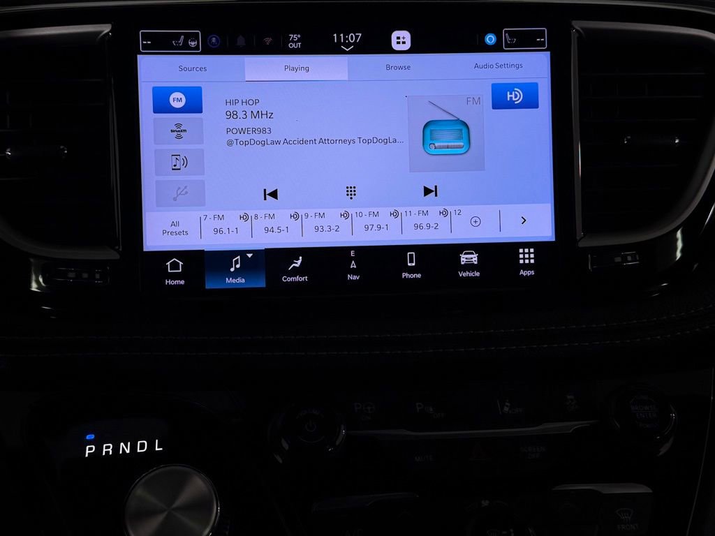 Used 2024 Chrysler Pacifica Select image 18