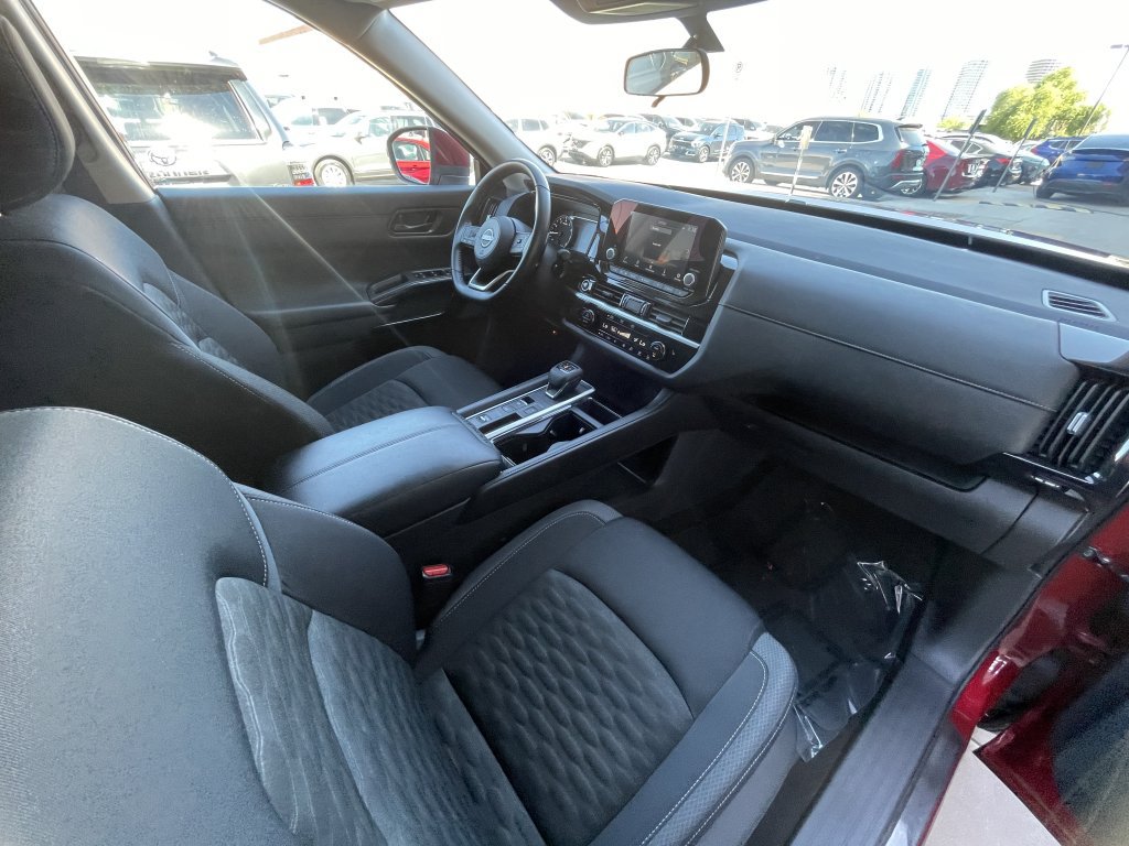 Used 2024 Nissan Pathfinder SV w/ Lighting Package (N92) FWD image 25