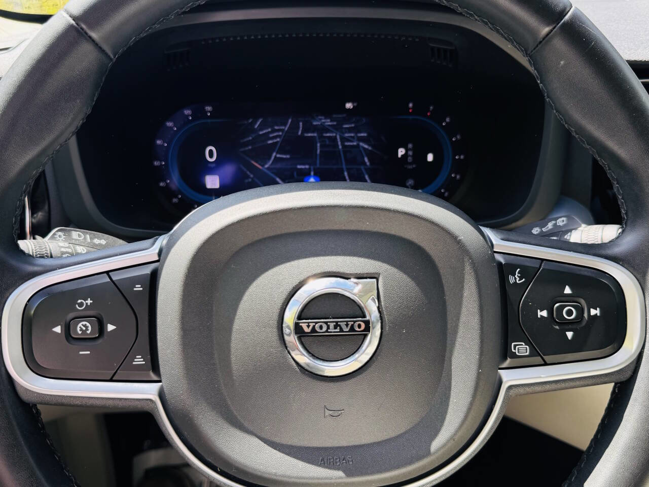 Used 2022 Volvo XC60 B5 Momentum image 14