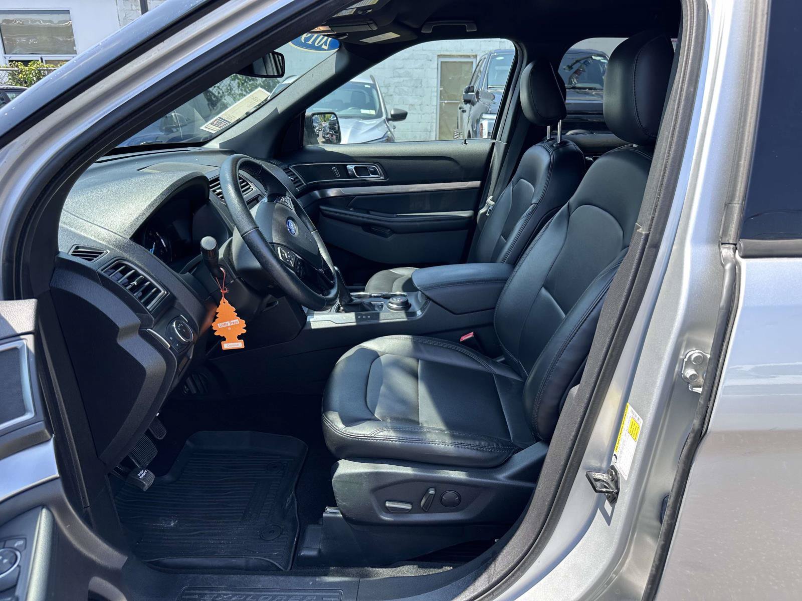 Used 2019 Ford Explorer XLT w/ Equipment Group 202A AWD/4WD image 12