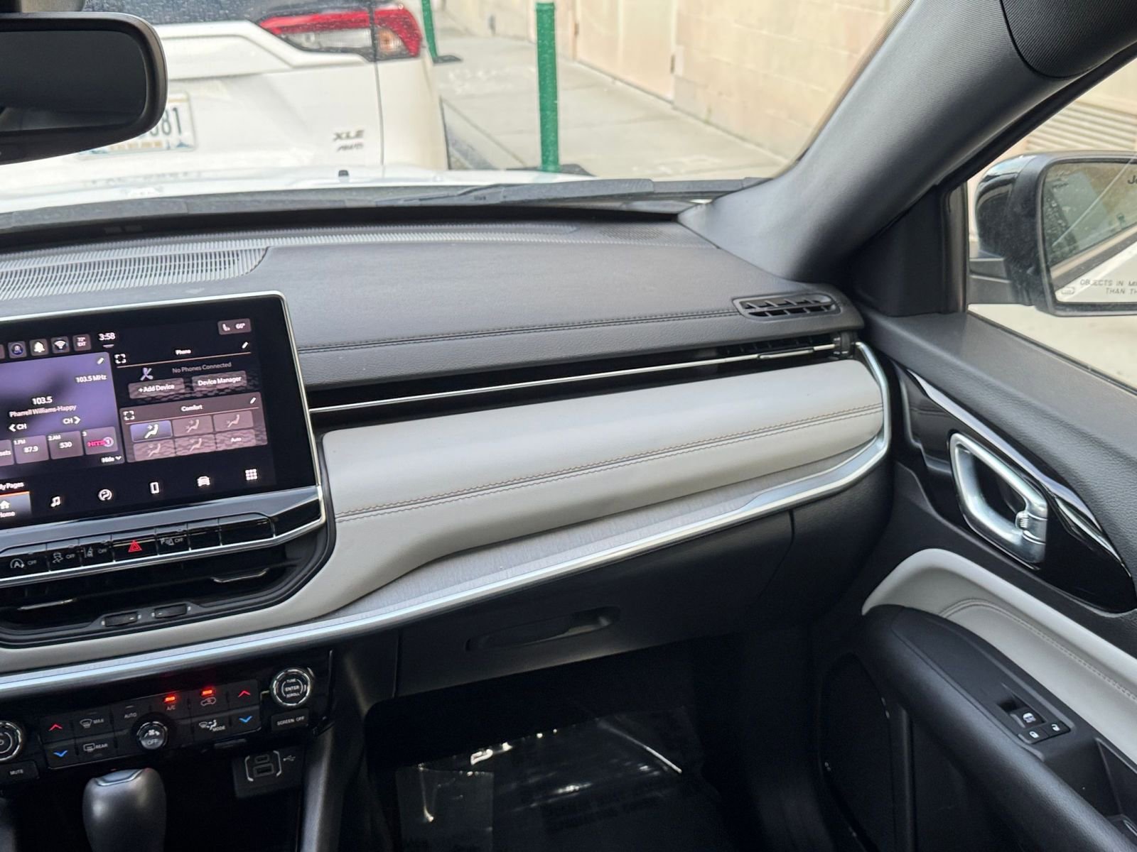 Used 2025 Jeep Compass Limited image 35