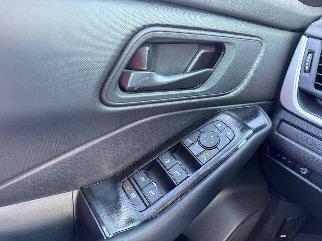 Used 2025 Nissan Rogue S image 12