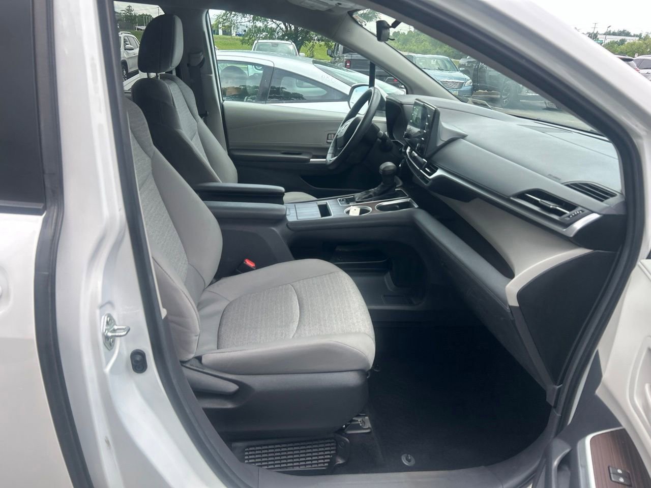 Used 2024 Toyota Sienna LE AWD/4WD image 15