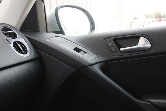 Used 2017 Volkswagen Tiguan S image 19