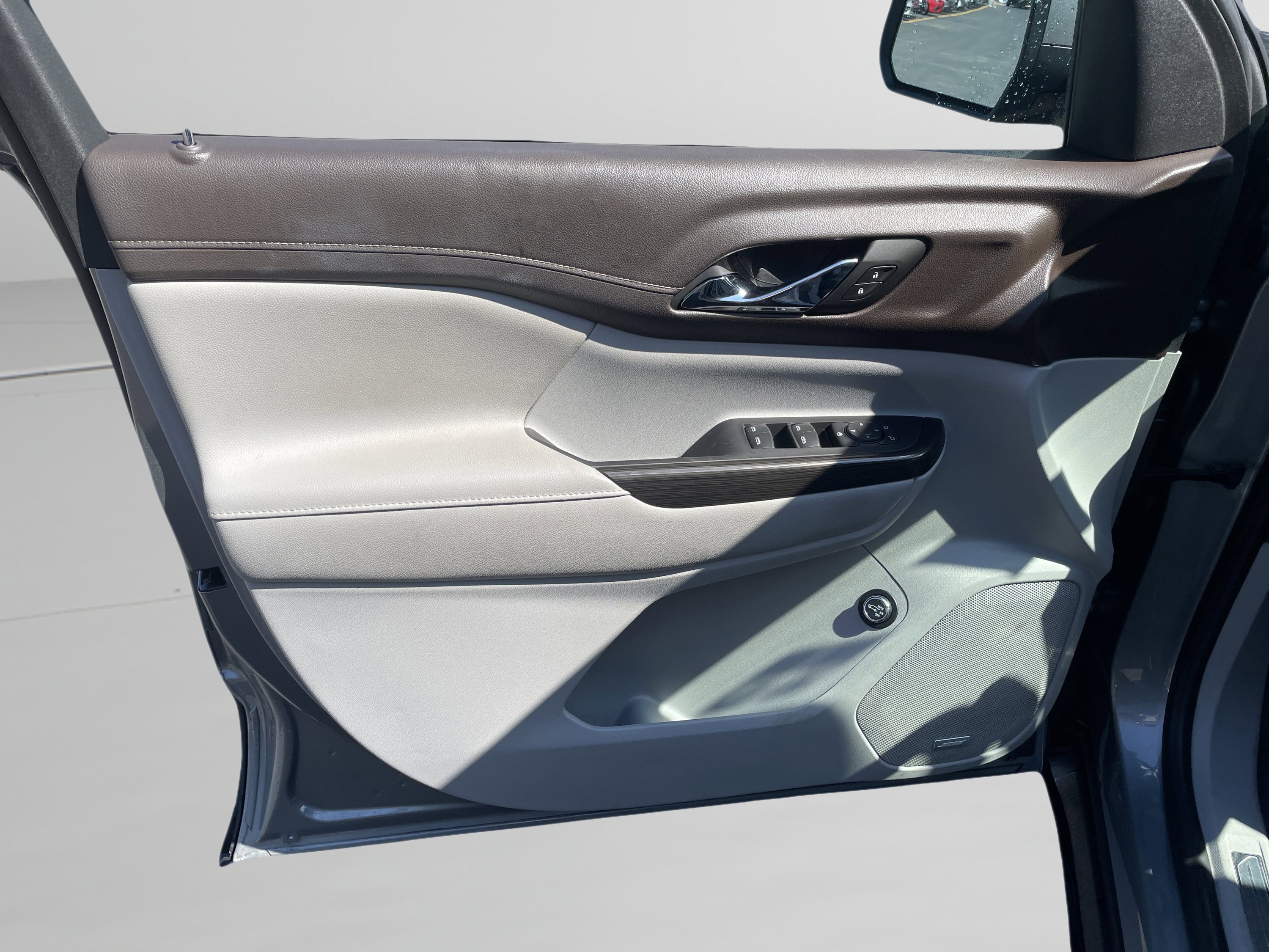 Used 2023 GMC Acadia SLT image 10