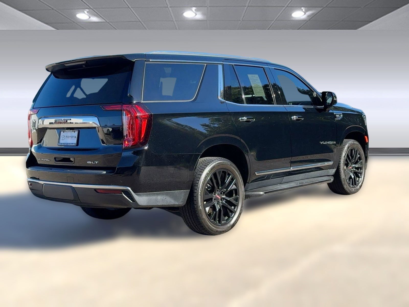 Used 2022 GMC Yukon SLT w/ SLT Premium Package image 8