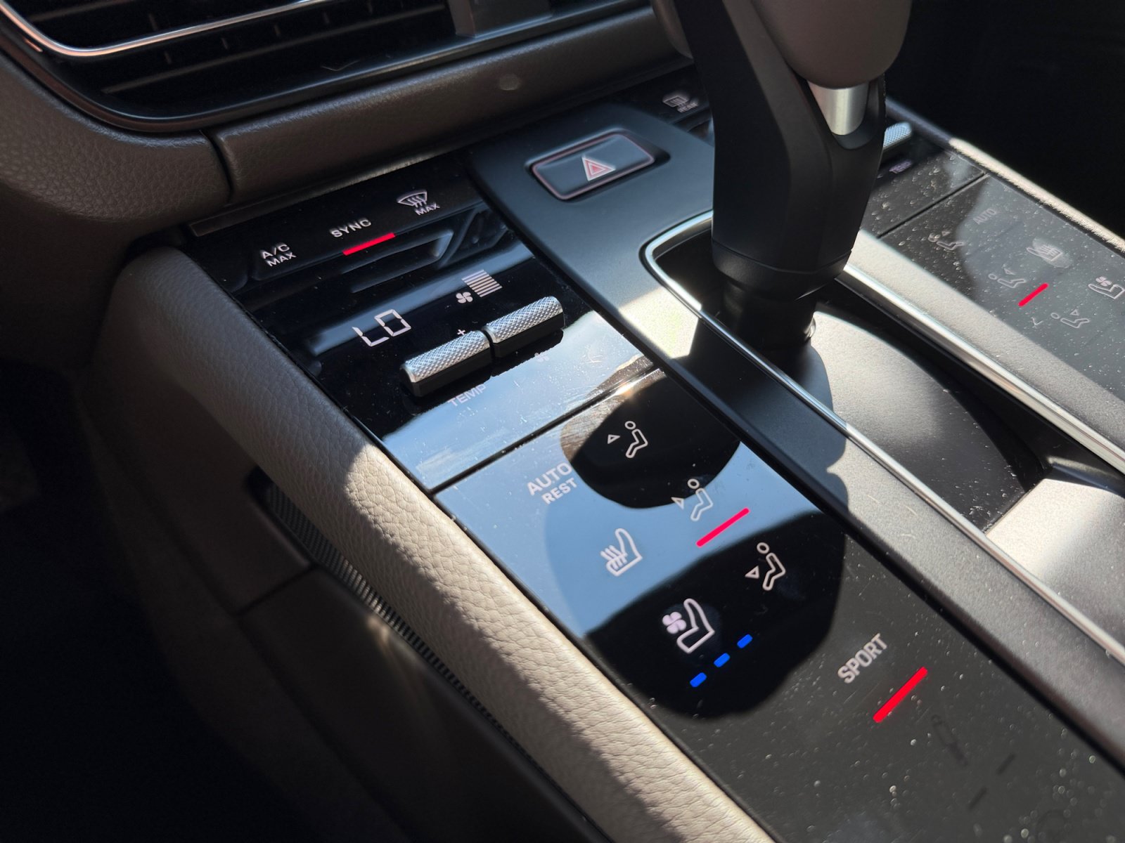 Used 2025 Porsche Macan AWD/4WD image 19