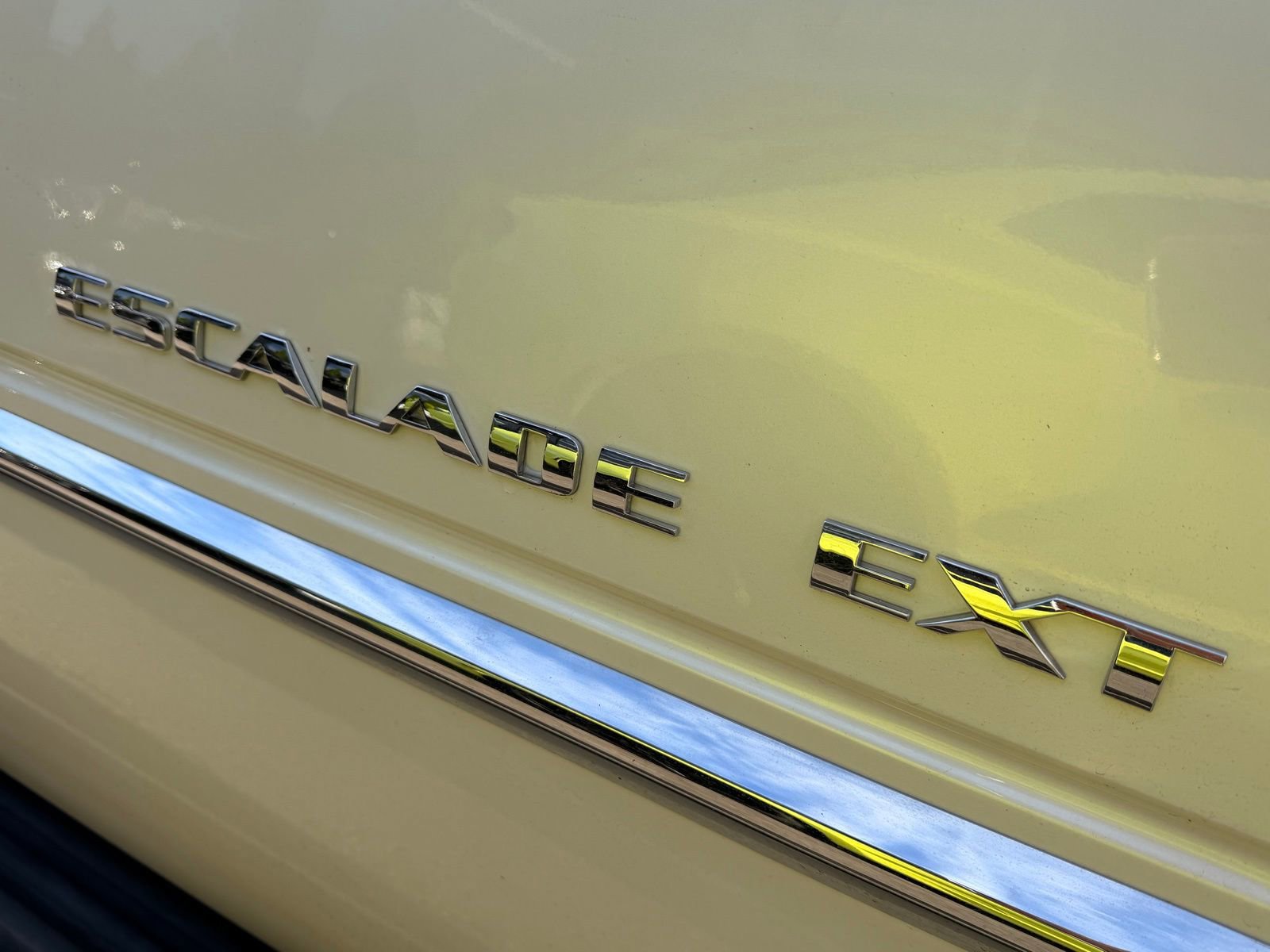 Used 2008 Cadillac Escalade EXT image 5