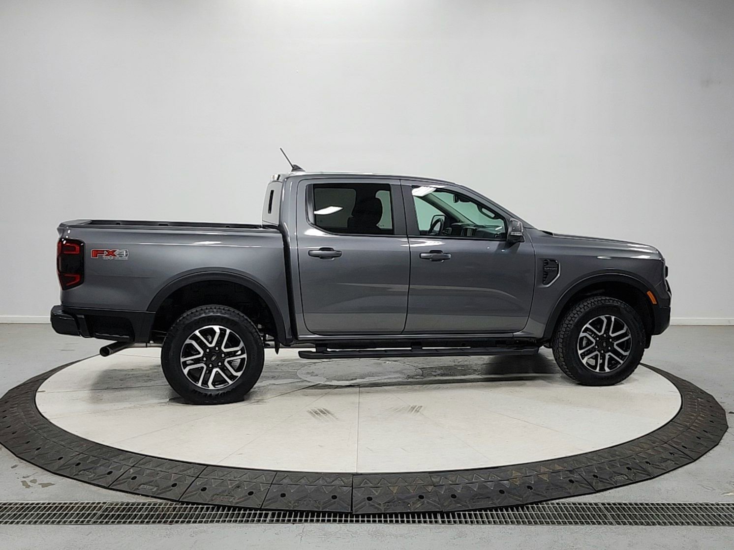 Used 2025 Ford Ranger Lariat w/ FX4 Off-Road Package AWD/4WD image 8