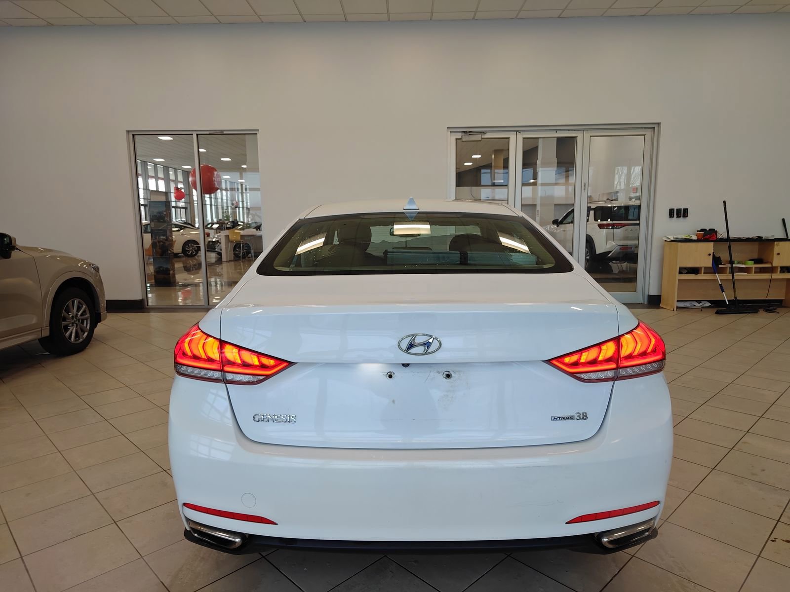 Used 2015 Hyundai Genesis 3.8 image 4