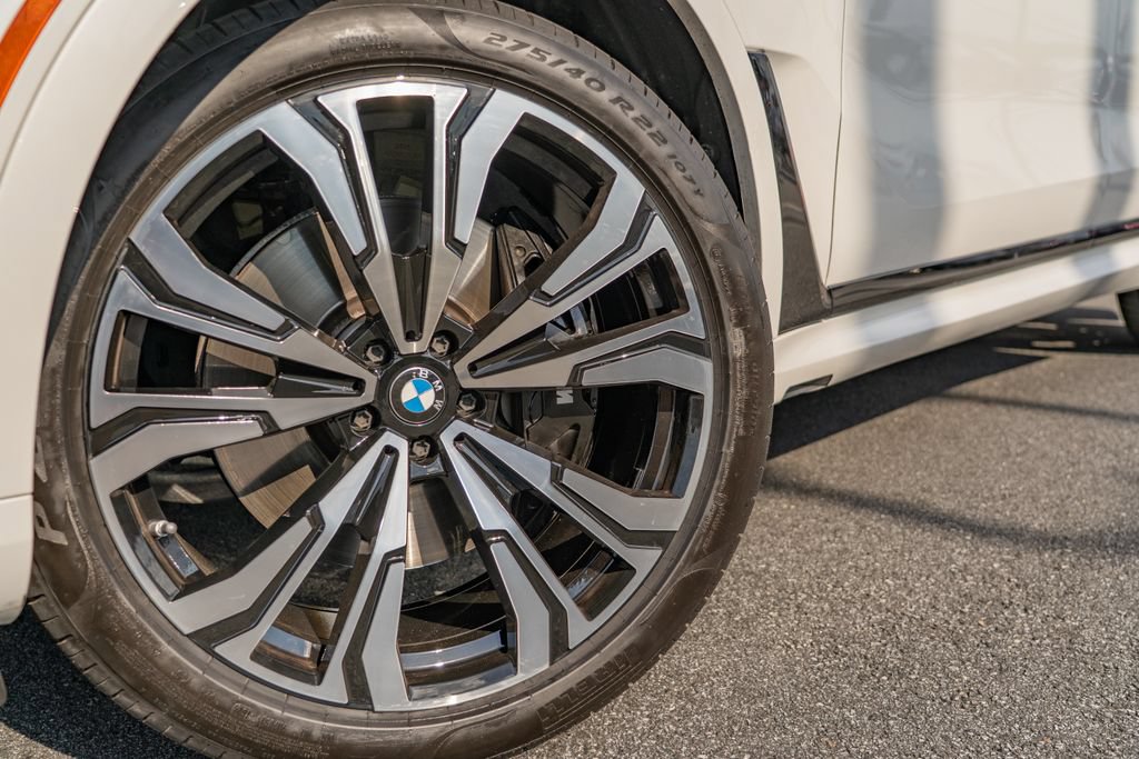 Used 2023 BMW X7 xDrive40i w/ M Sport Package AWD/4WD image 3