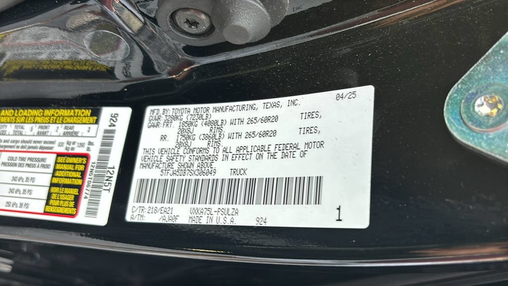 Used 2025 Toyota Tundra Limited AWD/4WD image 32
