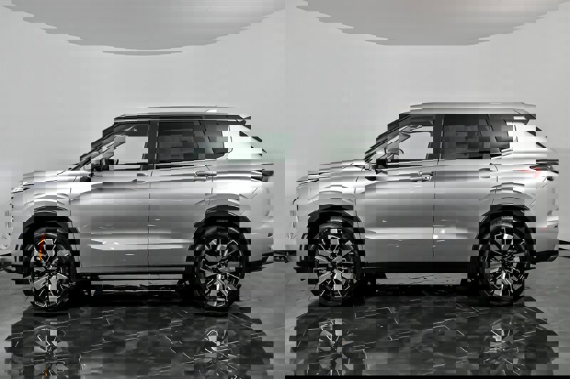 New 2025 Mitsubishi Outlander SE image 6