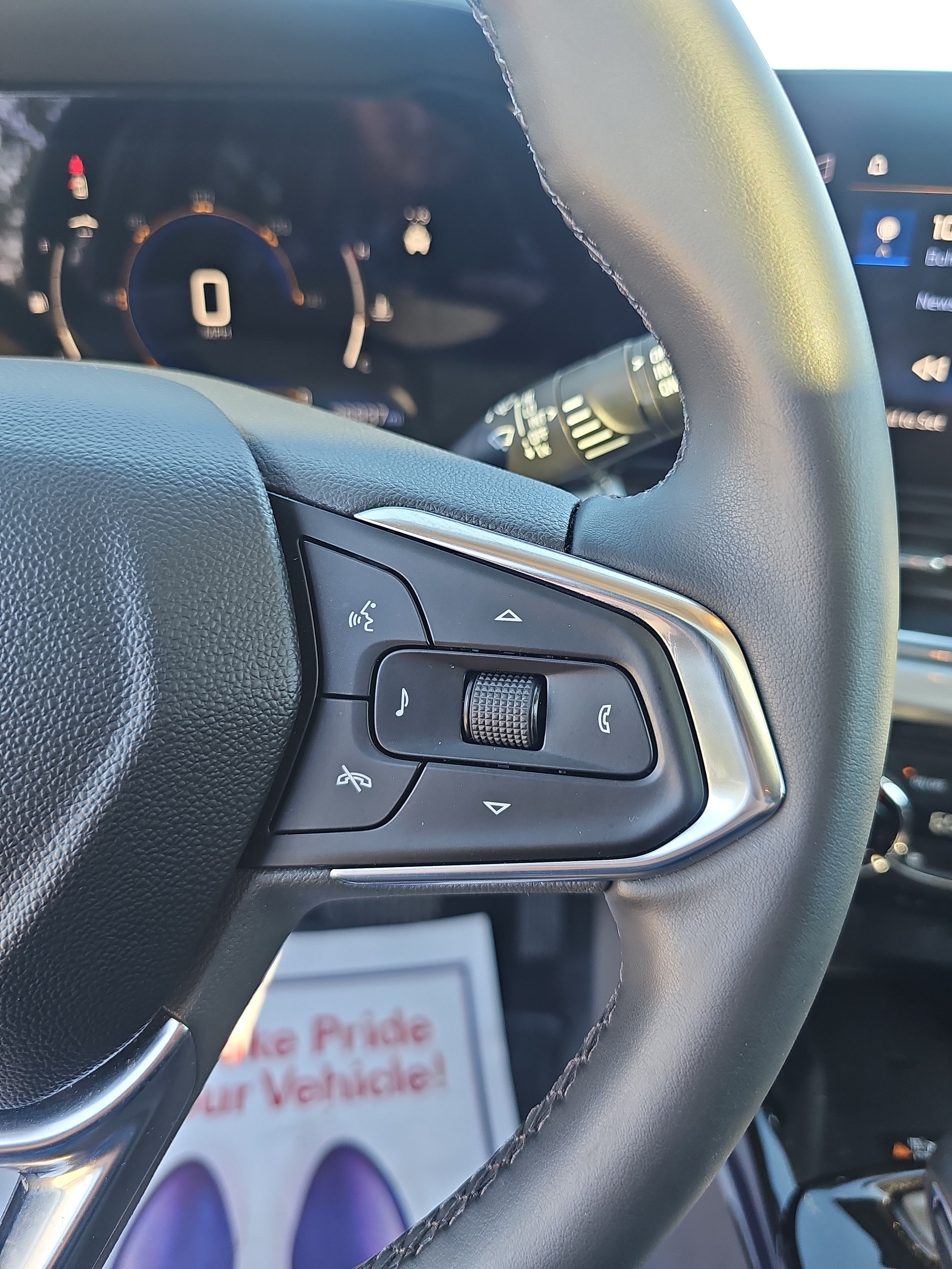 Used 2024 Chevrolet Trax LT w/ Sunroof Package FWD image 23