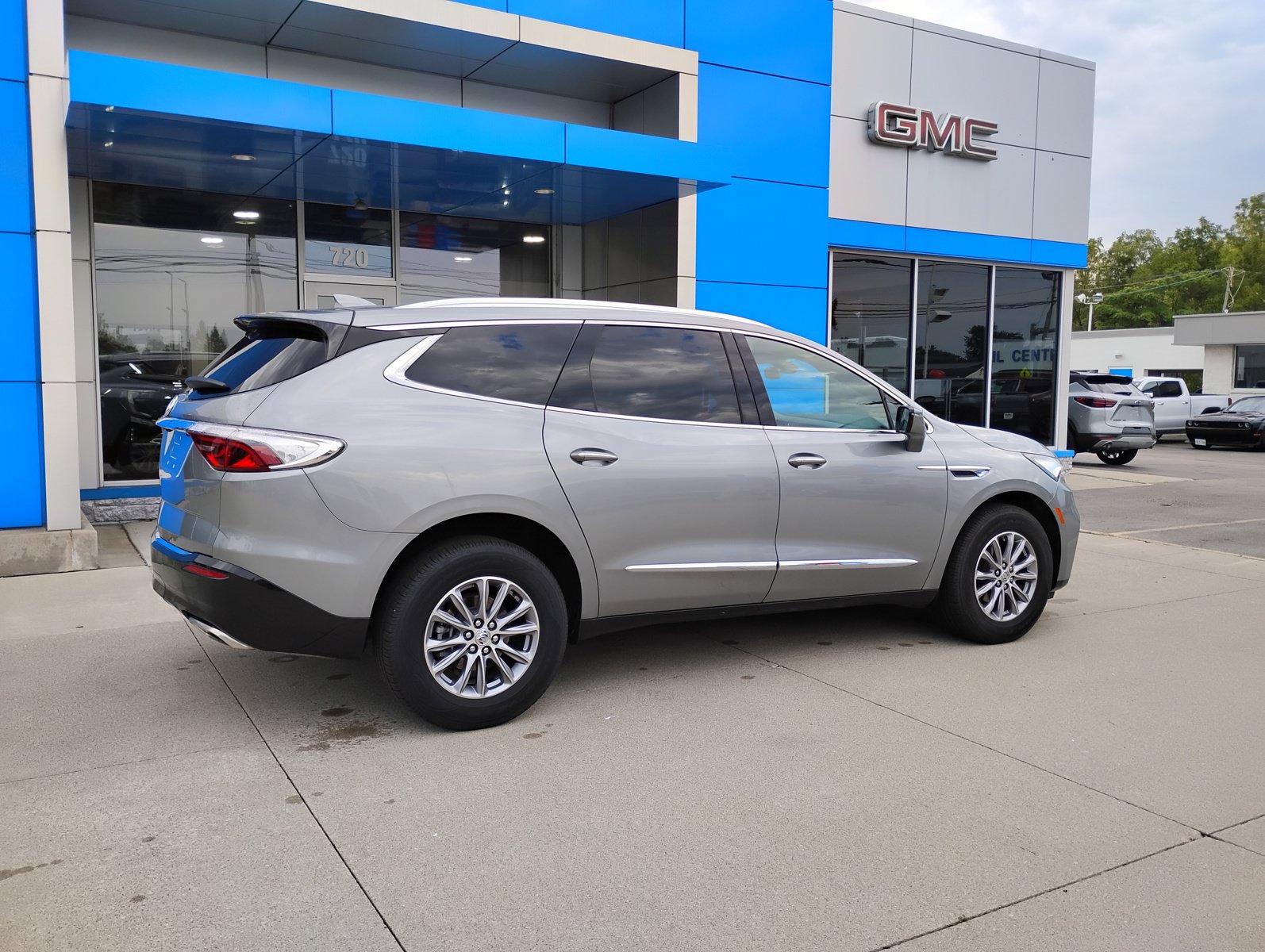 Used 2023 Buick Enclave Essence AWD/4WD image 7