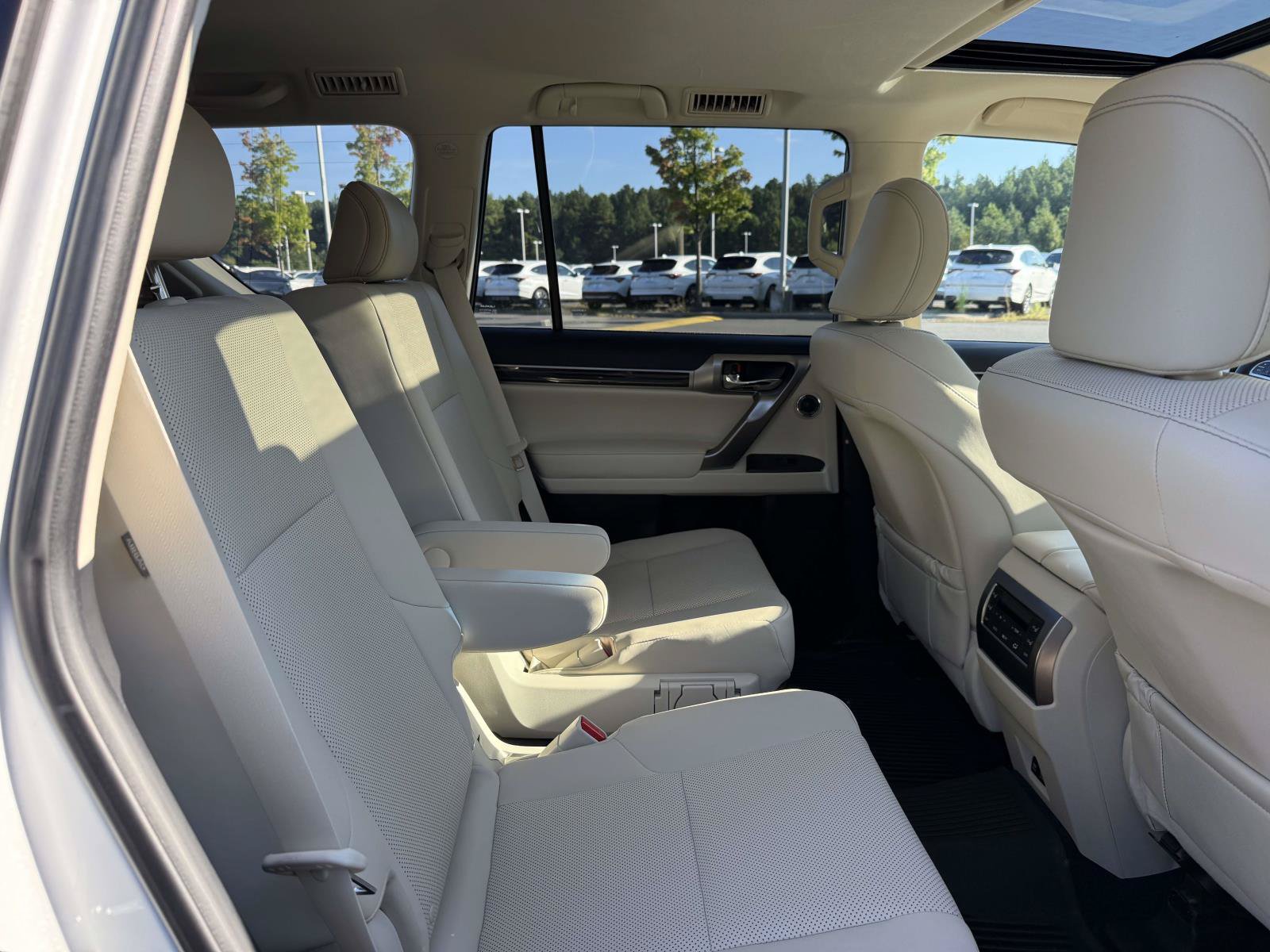 Used 2023 Lexus GX 460 Premium w/ Accessory Package AWD/4WD image 16