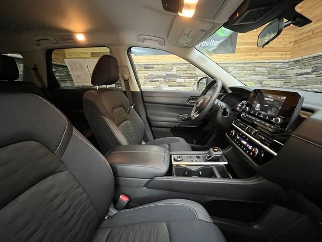Used 2025 Nissan Pathfinder SV AWD/4WD image 16