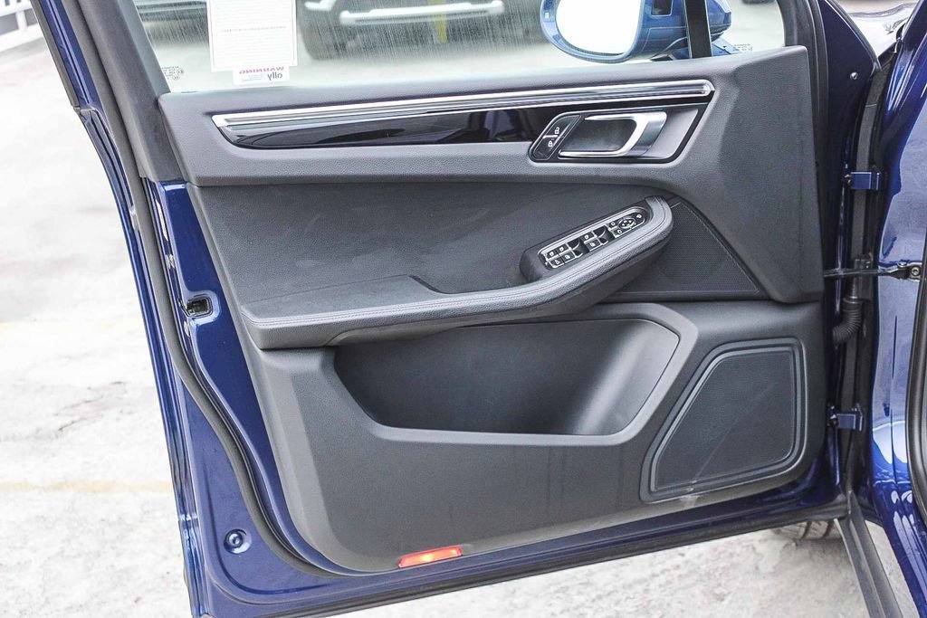 Used 2022 Porsche Macan AWD/4WD image 22