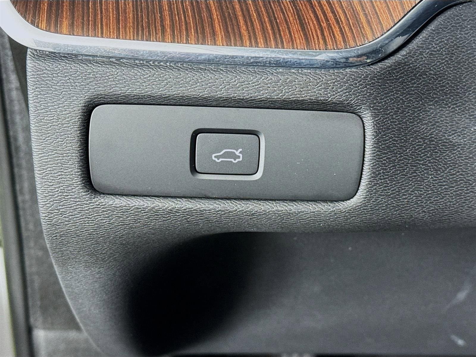 Used 2023 Volvo XC60 B5 Plus w/ Protection Package Premier AWD/4WD image 10