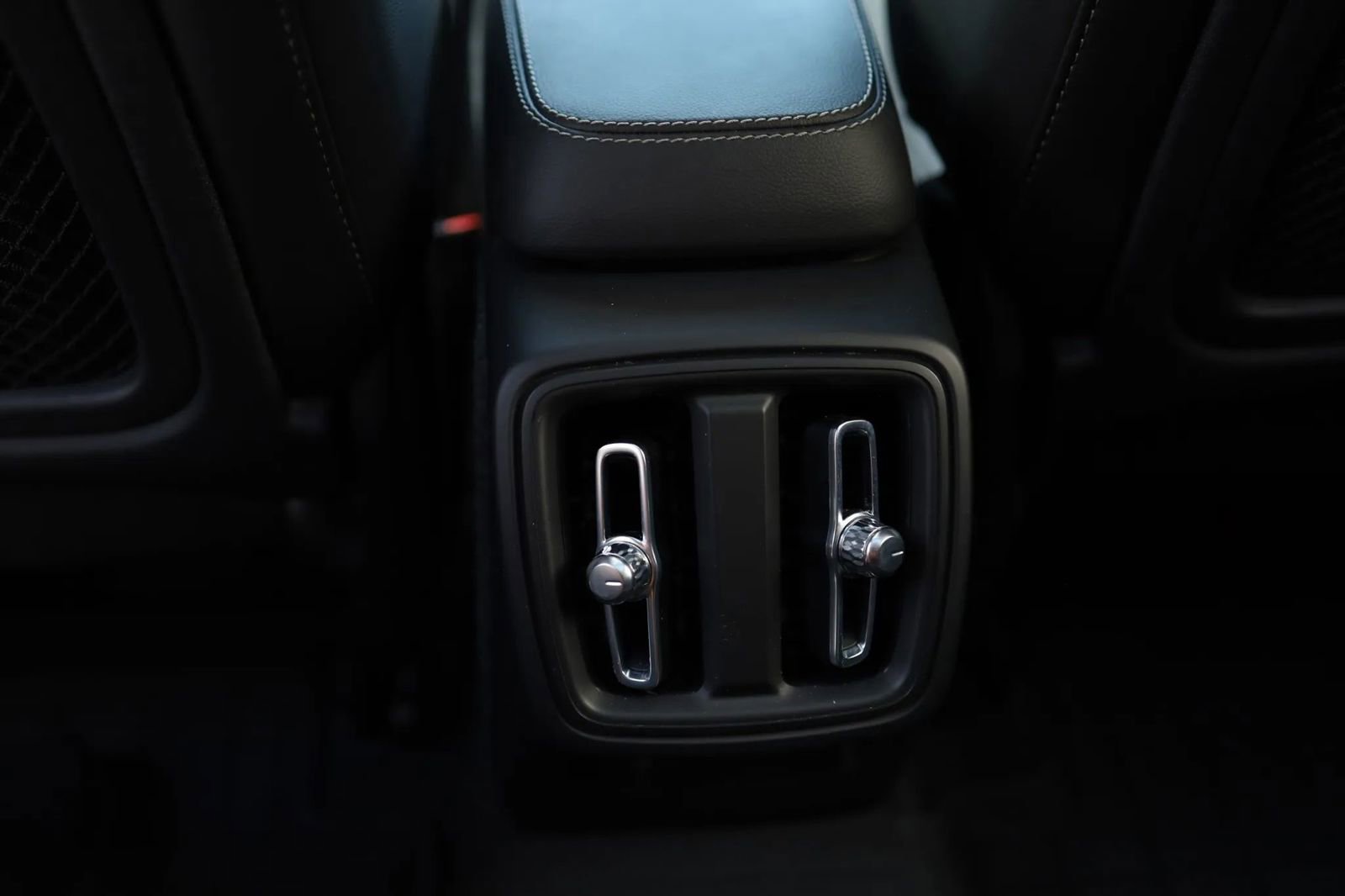 Used 2025 Volvo XC40 B5 Core image 34