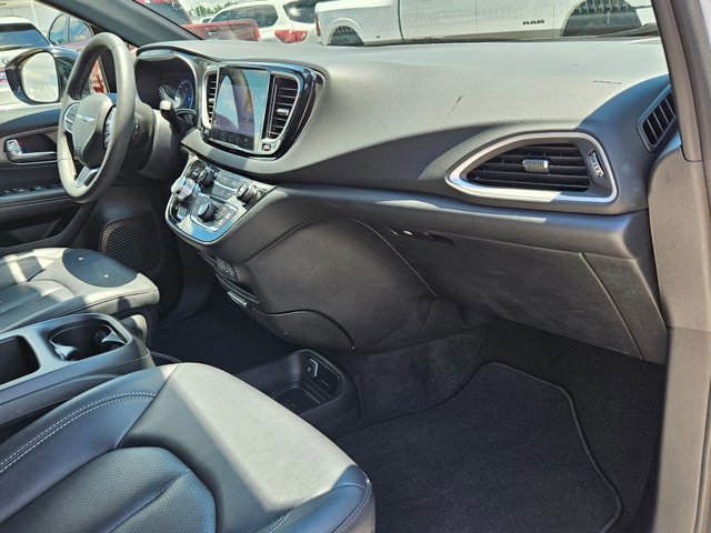 Used 2025 Chrysler Pacifica Select FWD image 20