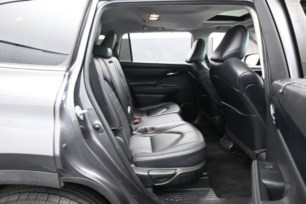 Used 2022 Toyota Highlander XLE AWD/4WD image 39
