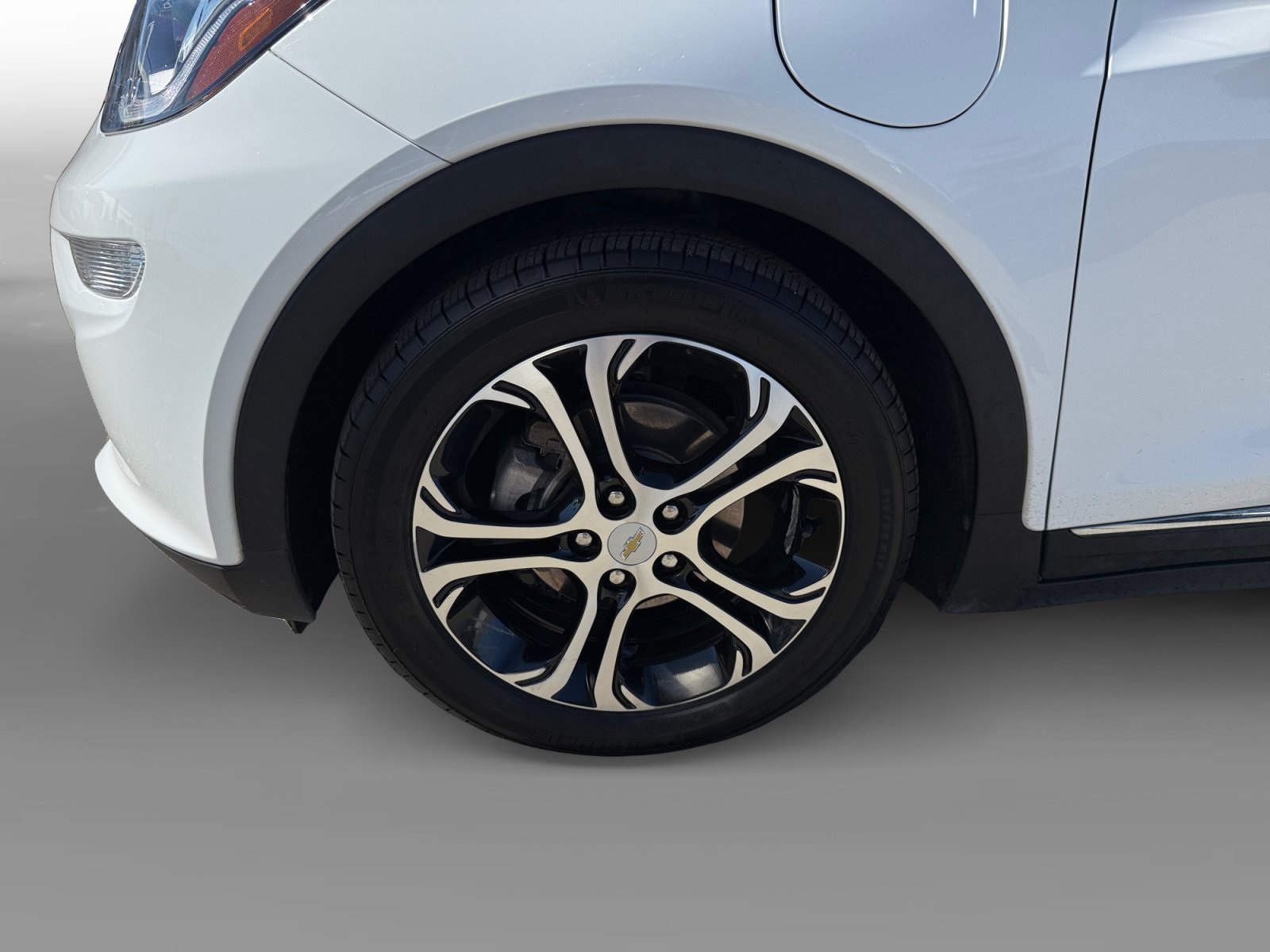 Used 2020 Chevrolet Bolt Premier w/ Infotainment Package FWD image 9